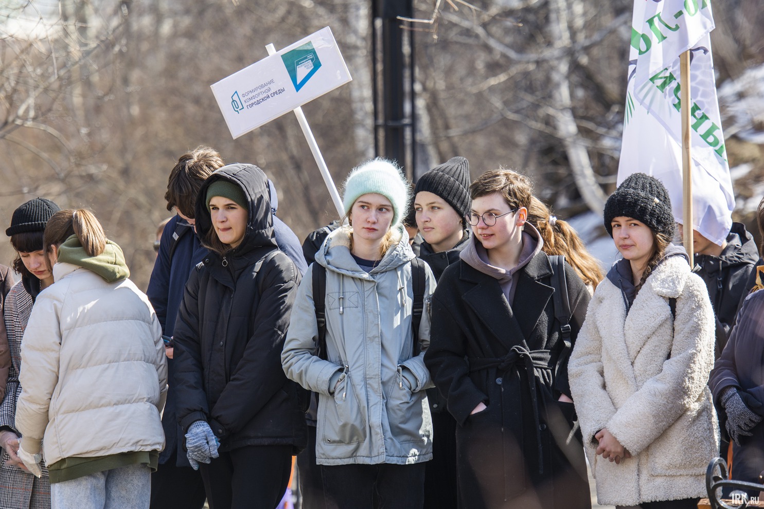На субботник в Падь Долгую вышли ученики и преподаватели школ №№ 55, 77, 35.