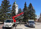 Сотрудники Горзеленхоза моют деревья. Фото пресс-службы администрации Иркутска
