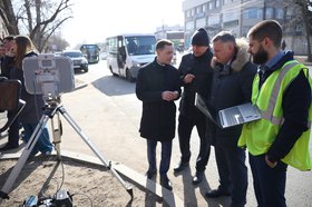 Игорь Кобзев проверил работу передвижных комплексов фотовидеофиксации нарушений дорожного движения. Фото пресс-службы правительства Иркутской области