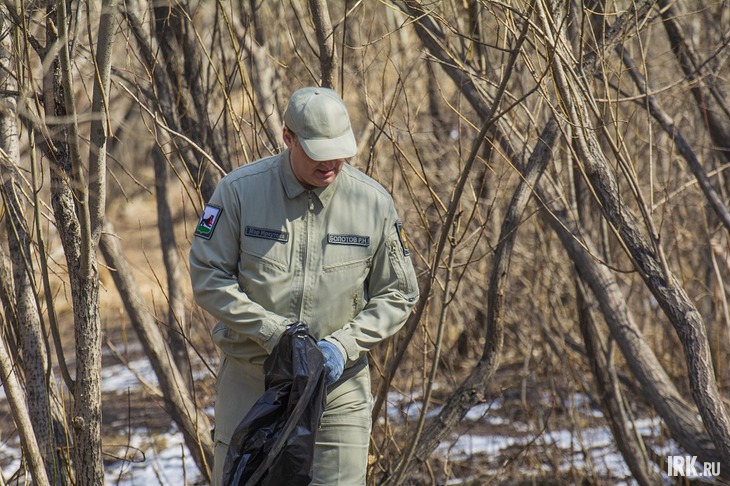 Мэр Иркутска принял участие в субботнике. Фото Маргариты Романовой, IRK.ru