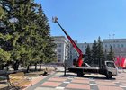 Сотрудники Горзеленхоза моют деревья. Фото пресс-службы администрации Иркутска
