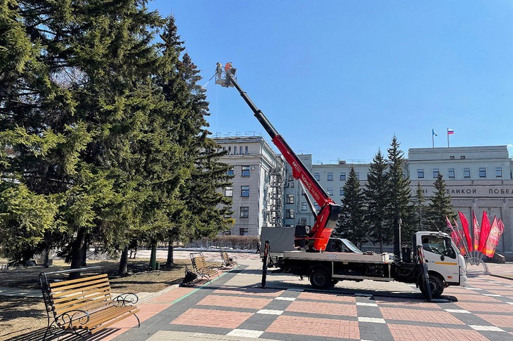 Сотрудники Горзеленхоза моют деревья. Фото пресс-службы администрации Иркутска