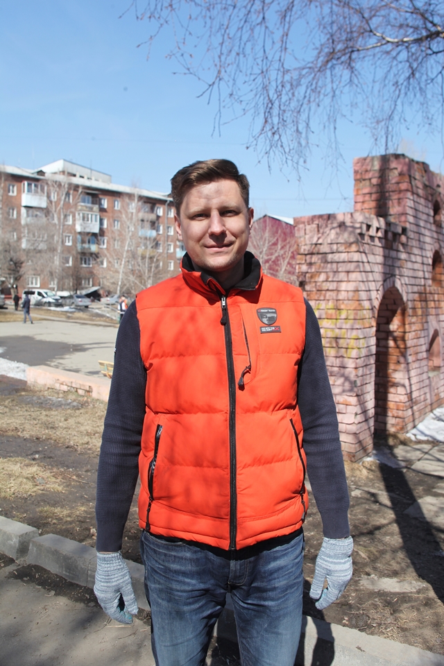 Дмитрий Ружников: «Здесь на Аэрофлотской отремонтировали скамейки, провели санитарную обрезку деревьев. К лету этот двор готов».