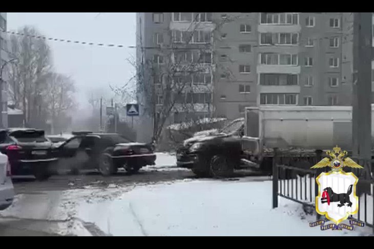 Свадебный кортеж в Радужном. Скриншот видео ГУ МВД России по Иркутской области