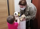 Волонтеры фонда вручают ребенку подарок. Фото благотворительного фонда «ТАК надо!»