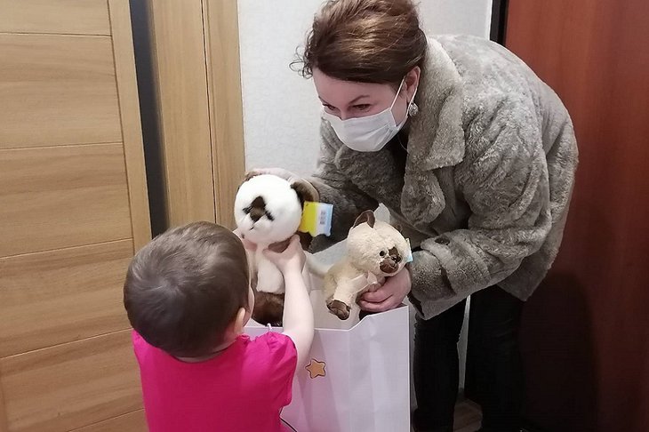 Волонтеры фонда вручают ребенку подарок. Фото благотворительного фонда «ТАК надо!»