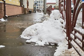 Снег на тротуаре. Фото: Маргарита Романова, IRK.ru