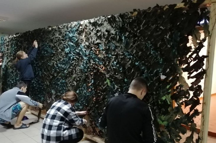 Волонтеры плетут маскировочную сеть. Фото предоставлено участницей проекта Татьяной Мамонтовой