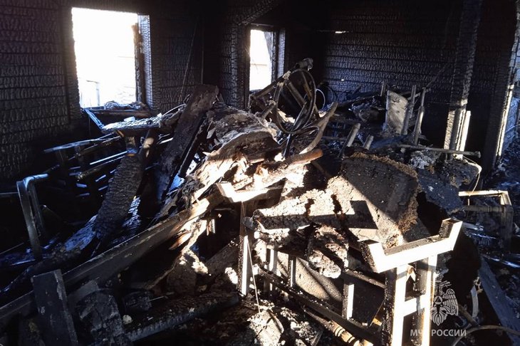 Огонь уничтожил второй этаж и кровлю здания. Фото ГУ МЧС России по Иркутской области