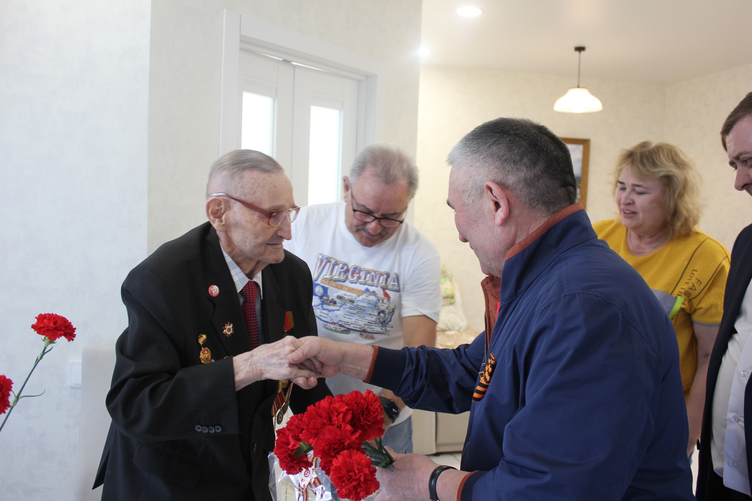 В Новолисихе поздравили  ветерана Дмитрия Белозёрова с Днем Победы