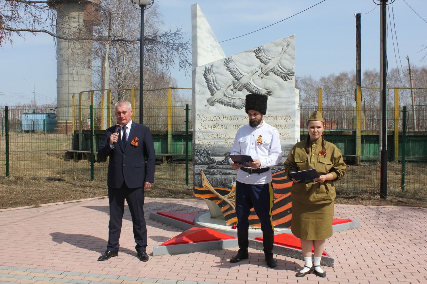 В поселке Молодежный также состоялся торжественный митинг