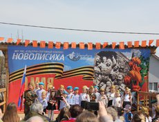 На улице состоялась торжественная программа