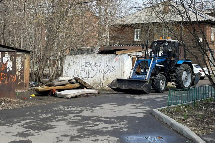 Уборка мусора. Фото пресс-службы администрации Иркутска