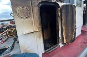 Поврежденное огнем судно. Фото пресс-службы Восточно-Сибирской транспортной прокуратуры