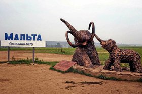 Скульптуры на въезде в село. Фото из открытых источников