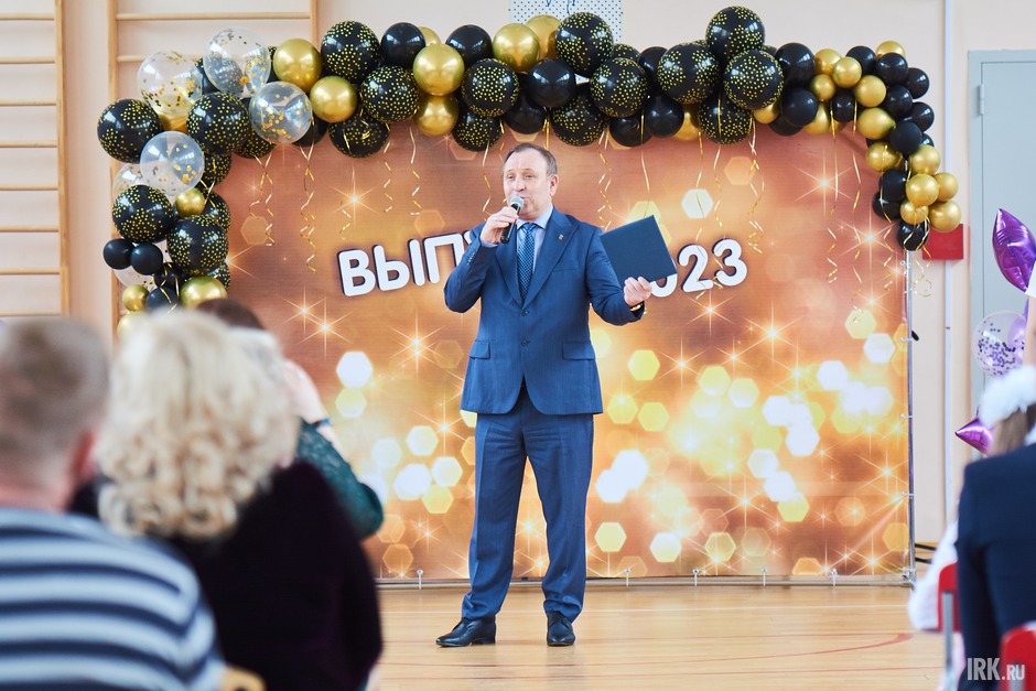 Мэр Иркутского района Леонид Фролов 19 мая поздравил выпускников Большереченской школы.