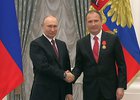 Награждение Александра Школьника. Скриншот видео с сайта Кремля