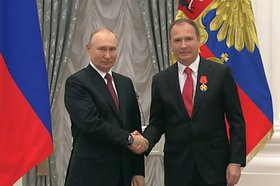 Награждение Александра Школьника. Скриншот видео с сайта Кремля