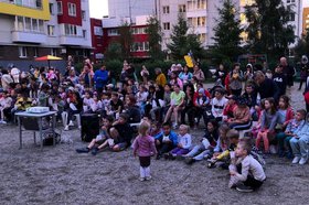 Показ фильмов во дворе дома. Фото пресс-службы администрации Иркутска