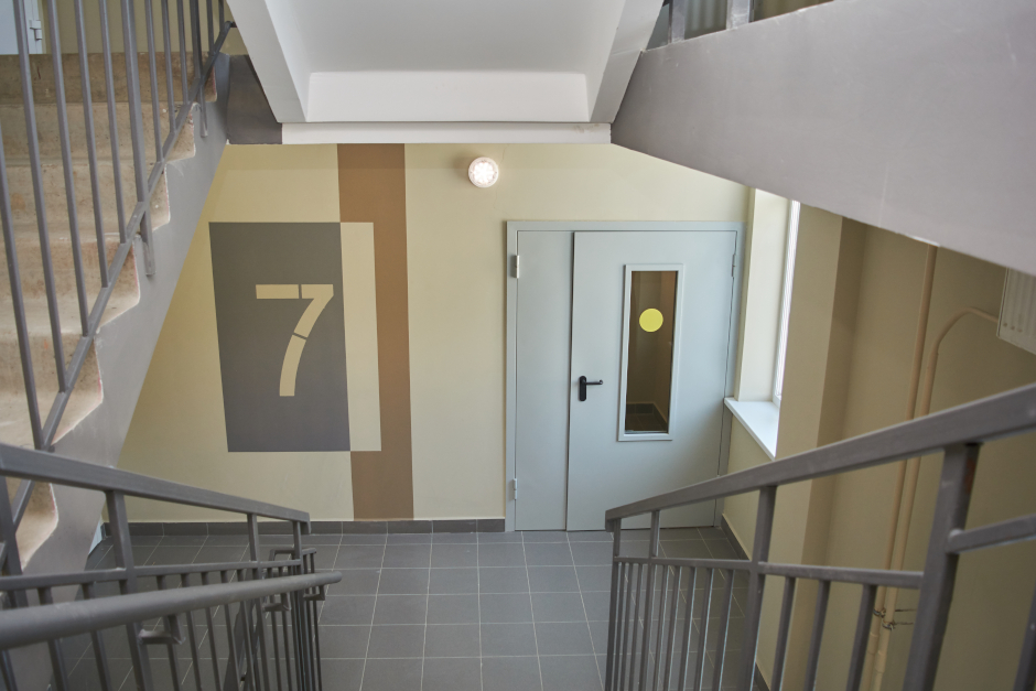 В каждой блок-секции есть помещения для хранения колясок и велосипедов, а также лапомоечные.