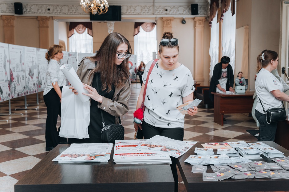 Педагогам раздали буклеты и памятки о ВИЧ-инфекции
