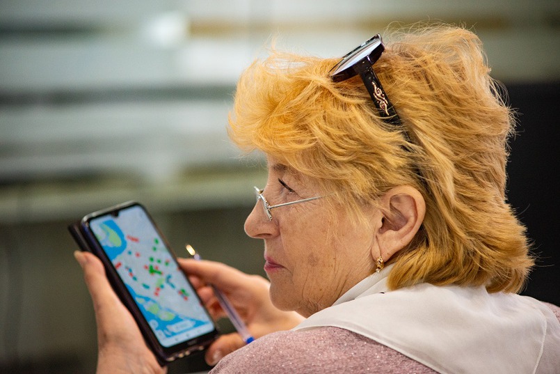 На занятиях пожилым людям помогают осваивать смартфон