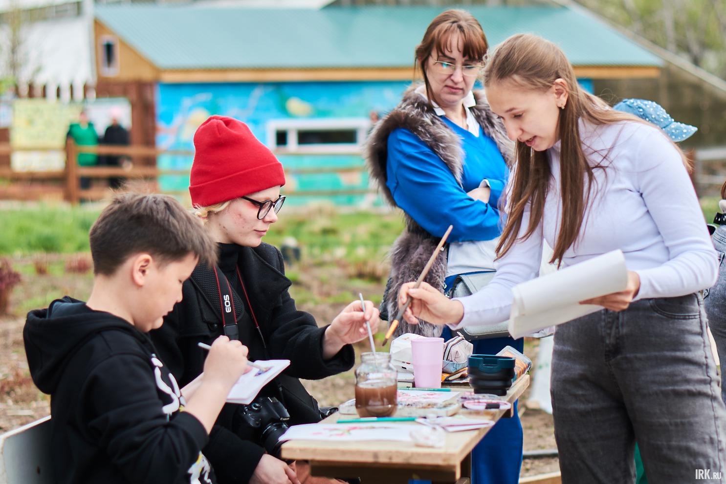 Для гостей Ботанического сада провели мастер-классы по рисованию сакуры акварельными красками.