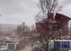 Школа в Слюдянке во время бури. Скриншот видео пресс-службы ГУ МЧС России по Иркутской области