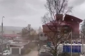 Школа в Слюдянке во время бури. Скриншот видео пресс-службы ГУ МЧС России по Иркутской области