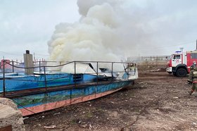 Пожар на катере. Фото пресс-службы ГУ МЧС России по Иркутской области