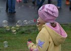 Девочка пускает мыльные пузыри. Фото из архива IRK.ru