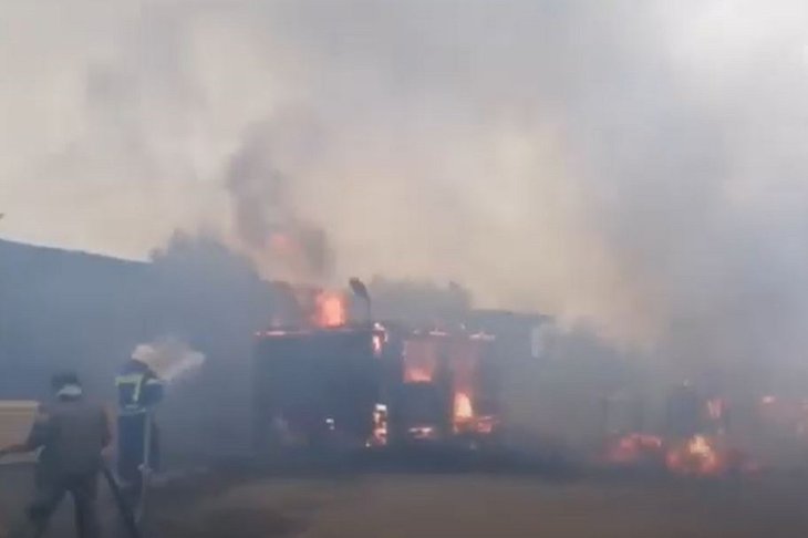 Пожар на пилораме. Скриншот видео пресс-службы ГУ МЧС России по Иркутской области