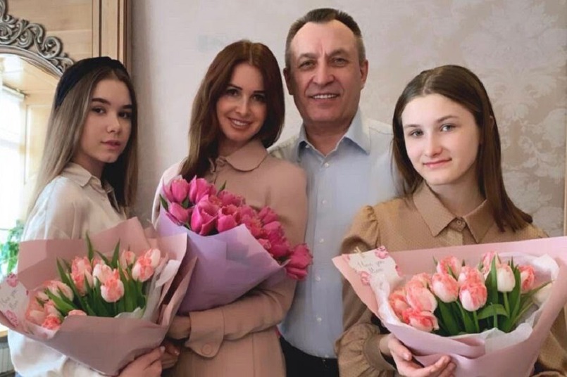 Николай Труфанов с супругой Еленой, дочерьми Олесей и Полиной