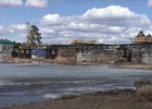 Строительство моста через реку Уда. Фото пресс-службы правительства региона