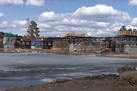 Строительство моста через реку Уда. Фото пресс-службы правительства региона
