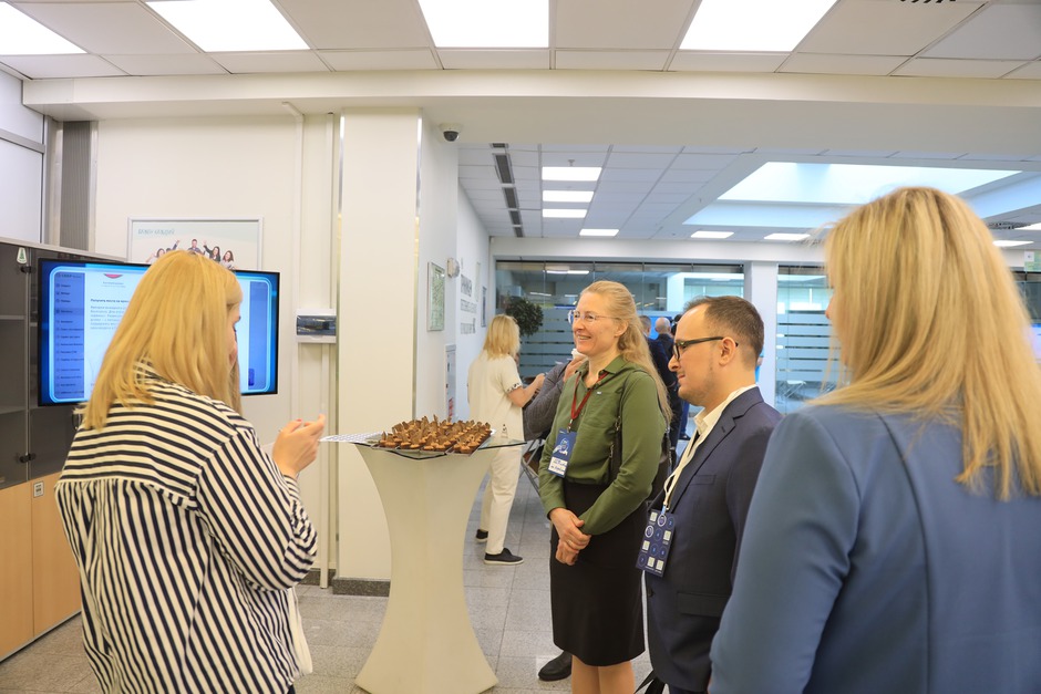 За прохождение квестов гостям вручали специальные стикеры, которые можно было обменять на футболки с принтом, разработанным нейросетью