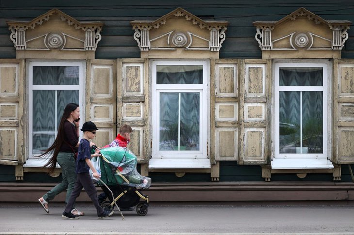 Женщина с детьми. Фото пресс-службы правительства Иркутской области