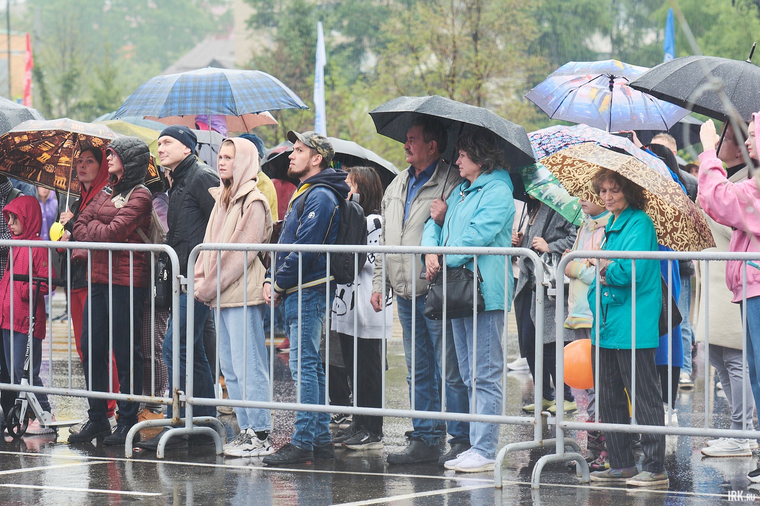Зрители увидели стилизованные костюмы разных национальностей, а также традиционную русскую одежду 19-20 веков, собранную в этнографических экспедициях.