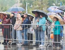 Зрители увидели стилизованные костюмы разных национальностей, а также традиционную русскую одежду 19-20 веков, собранную в этнографических экспедициях.