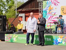 С праздником детей поздравили главный врач Детской областной больницы Юрий Козлов и губернатор Иркутской области Игорь Кобзев.