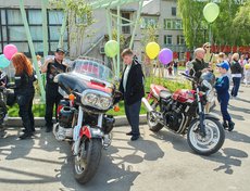 Во дворе больницы развернулась выставка мотоциклов.