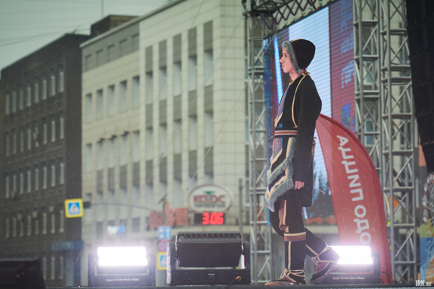 В 19:00 на главной сцене начался «Этноподиум. Ангара. Счастье чистой воды» — показ коллекций одежды от этно-дизайнеров.