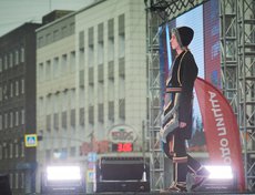 В 19:00 на главной сцене начался «Этноподиум. Ангара. Счастье чистой воды» — показ коллекций одежды от этно-дизайнеров.