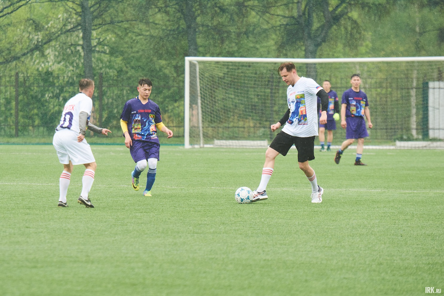 Играть за нашу сборную вышли представители администрации города. Среди них вице-мэр Иркутска Дмитрий Ружников.