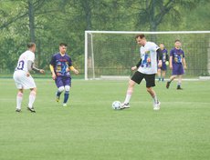 Играть за нашу сборную вышли представители администрации города. Среди них вице-мэр Иркутска Дмитрий Ружников.