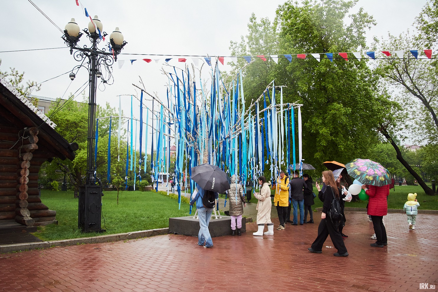 В сквере установили «Дерево жизни» — светодиодную конструкцию в виде дерева, на которую можно повязать ленточку с желанием.