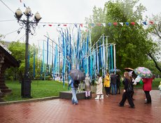 В сквере установили «Дерево жизни» — светодиодную конструкцию в виде дерева, на которую можно повязать ленточку с желанием.