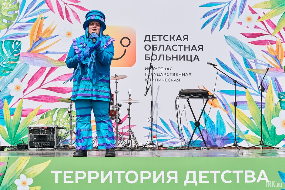 Артист Иркутского музыкального театра им. Н.М. Загурского Евгений Рекутный исполнял песню водяного из мультфильма «Летучий корабль».