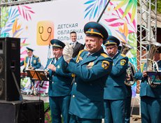 Оркестр ГУ МЧС России по Иркутской области играл мелодии из мультфильмов.