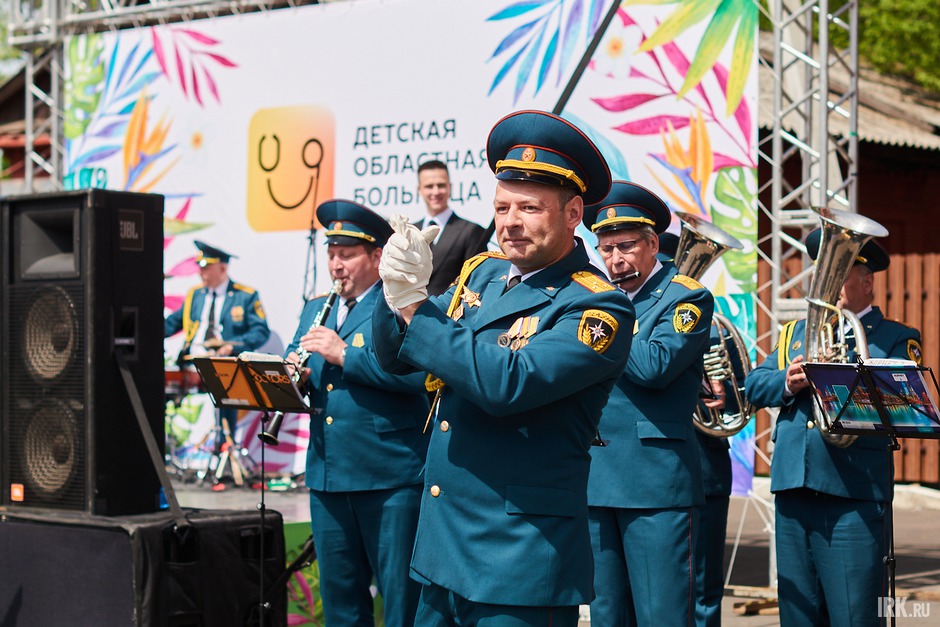 Оркестр ГУ МЧС России по Иркутской области играл мелодии из мультфильмов.
